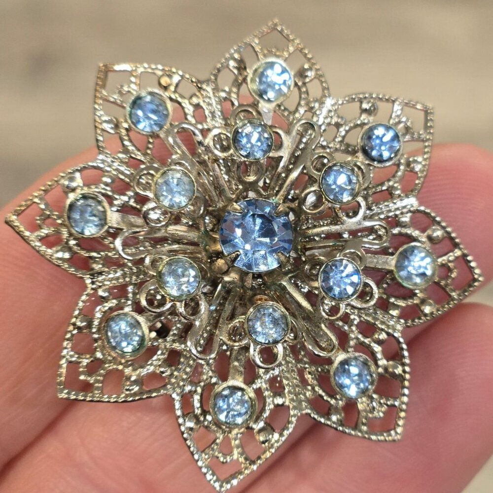 Vintage Blue Rhinestone Flower Brooch Silver Tone Filigree Mid Century - Picture 8 of 10